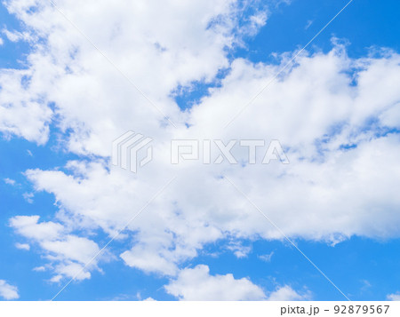 澄み切った真夏の青空、巨大な雲。 92879567