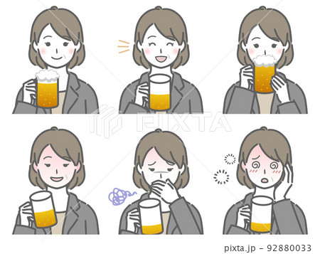 お酒を飲むスーツの中年女性 お酒を飲むスーツの中年女性 92880033