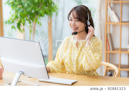 在宅で仕事するオペレーターの若い女性 在宅で仕事するオペレーターの若い女性 92881323
