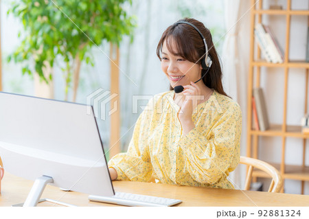 在宅で仕事するオペレーターの若い女性 在宅で仕事するオペレーターの若い女性 92881324