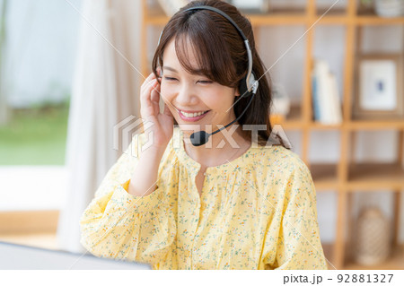 在宅で仕事するオペレーターの若い女性 在宅で仕事するオペレーターの若い女性 92881327