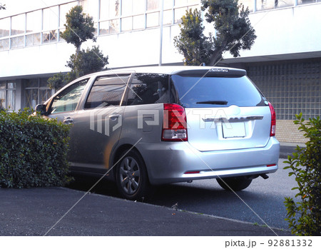 路肩に停車している小型のミニバン 92881332