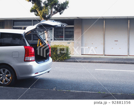 路肩に停車しバックドアを開けているミニバン 路肩に停車しバックドアを開けているミニバン 92881356