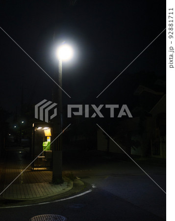 夜の農村、街灯に照らされた家々や道路 92881711