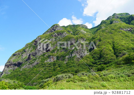 雷電野営場跡から見る断崖絶壁 92881712