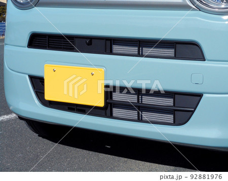 自動車のフロントバンパー開口部(ラジエターグリル) 92881976