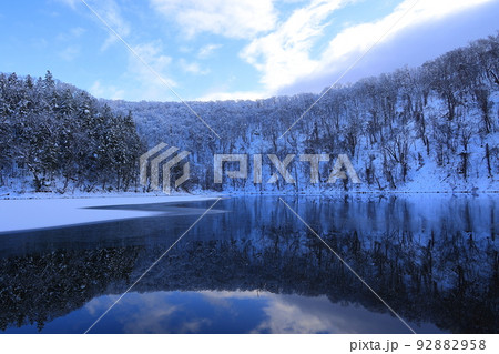 凍り付く湖 92882958