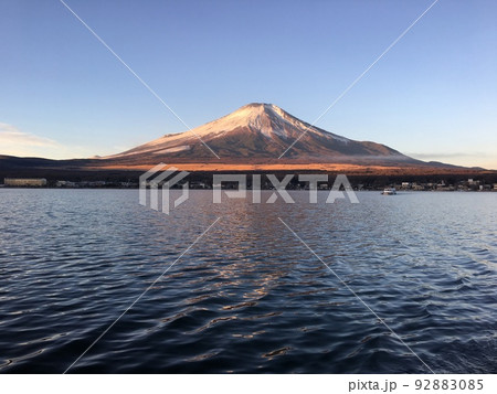 山中湖から見る朝の富士山 92883085