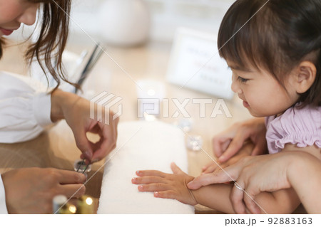 ネイルをする女の子　キッズネイルイメージ 92883163