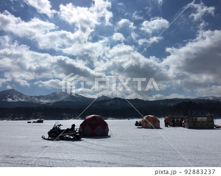 ワカサギ釣り　冬の桧原湖の氷上 92883237