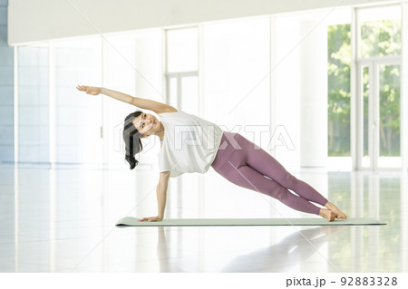 トレーニングをする若い女性　 92883328