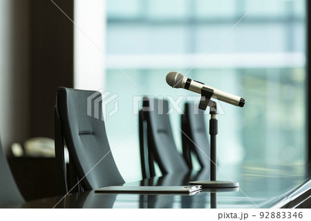 記者会見 マイク ビジネス 会議室 92883346