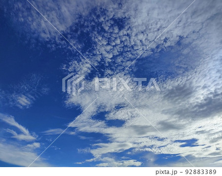 夏の青空と雲 夏の青空と雲 92883389