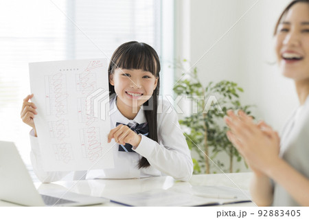 塾でテストの結果を喜ぶ女子学生 高校生 中学生 塾でテストの結果を喜ぶ女子学生 高校生 中学生 92883405