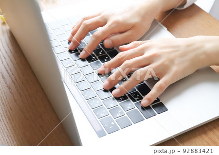 パソコンを操作する手元 92883421