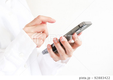 スマホを操作する手元 スマホを操作する手元 92883422