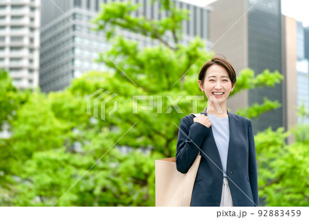 ビジネス 新緑 女性 ビジネス 新緑 女性 92883459