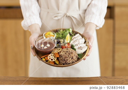 ワンプレート料理を持つ女性 92883468