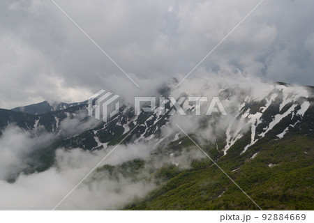 烏帽子岳の景色 後烏帽子岳山頂から南蔵王の峰々を望む 烏帽子岳の景色 後烏帽子岳山頂から南蔵王の峰々を望む 92884669