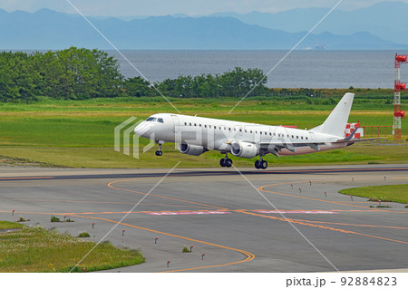 着陸する旅客機 92884823