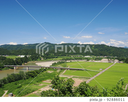 越後川口サービスエリア(上り線)から見る信濃川と田園風景 92886011