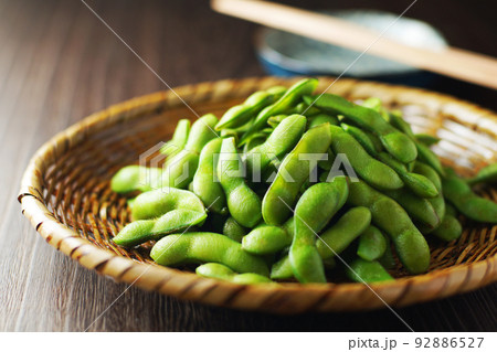 笊に盛られた枝豆 92886527
