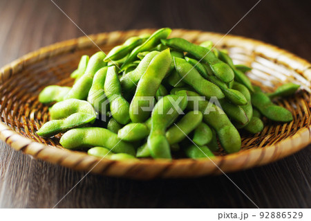 笊に盛られた枝豆 92886529