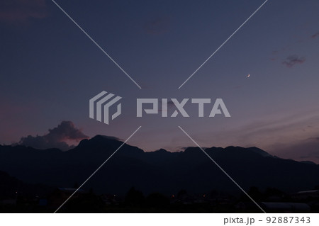 北杜市白州町、南アルプスの夕暮れに月齢3.4の細い月 北杜市白州町、南アルプスの夕暮れに月齢3.4の細い月 92887343