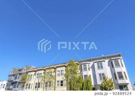 Three-storey houses in San Francisco, California with different architectural structures 92889524