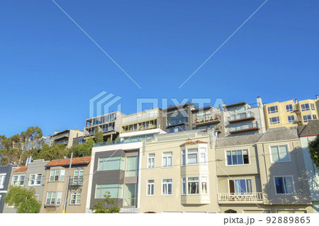 Urban houses in San Francisco, California against the clear blue sky background 92889865