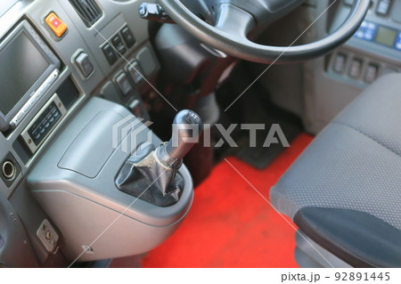 観光バス運転席　イメージ 92891445