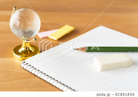 地球儀と筆記用具　ノートと鉛筆　留学準備　世界情勢 92891830