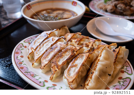 とても美味しい日本の餃子定食 92892551