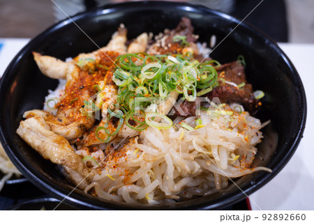 とても美味しい日本の焼肉丼 92892660