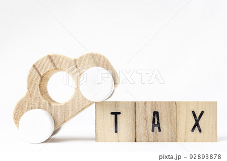 木のブロックのTAXと、玩具の車。税金のイメージ 木のブロックのTAXと、玩具の車。税金のイメージ 92893878