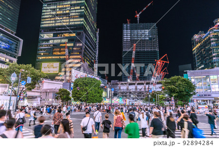日本の東京都市景観 渋谷スクランブル交差点から渋谷駅や東横店解体で姿を現した旧銀座線ホームなどを望む 92894284