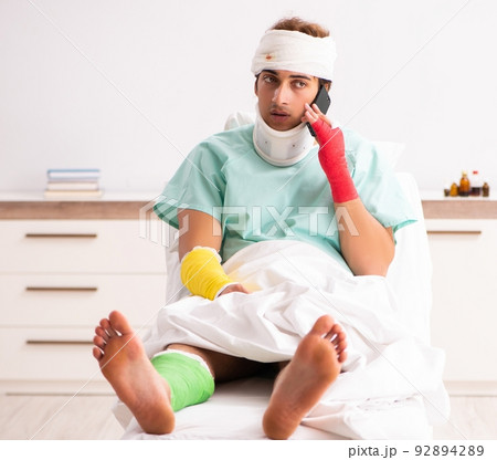 Young injured man staying in the hospital 92894289