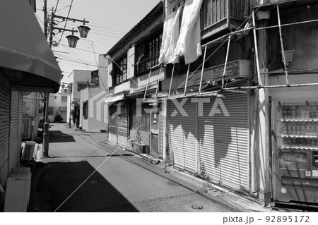 路地裏の商店街 92895172