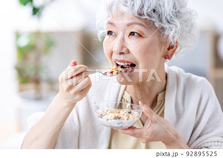 フルグラを食べるシニア女性 92895525