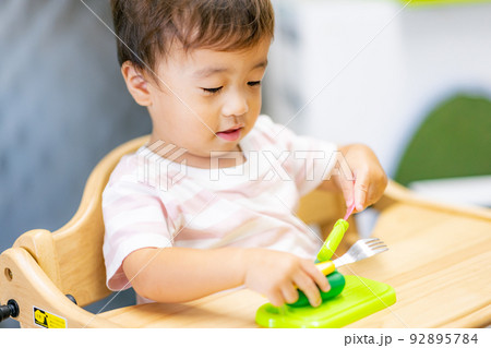 ままごとをする子供 ままごとをする子供 92895784
