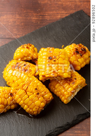 トウモロコシのバター醤油焼き トウモロコシのバター醤油焼き 92896502