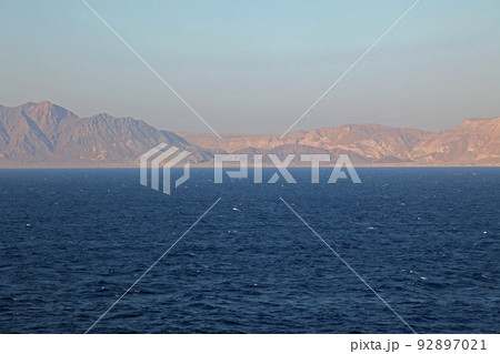 紅海入口のバベル・マンデブ海峡を航海中 92897021