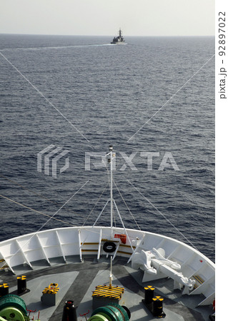 ソマリア沖アデン湾航海中のクルーズ船の護衛艦 ソマリア沖アデン湾航海中のクルーズ船の護衛艦 92897022