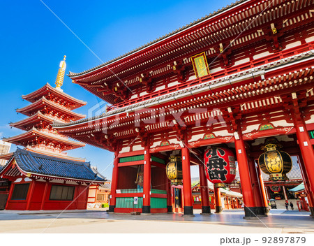 浅草寺　宝蔵門と五重塔 92897879