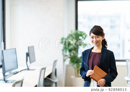 女性の活躍 92898013