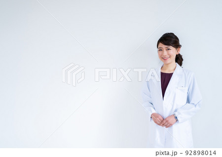 白衣の女性 92898014