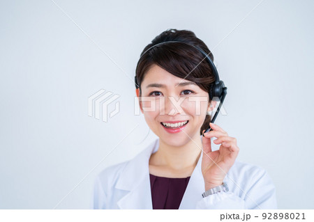 ヘッドセットと白衣の女性 ヘッドセットと白衣の女性 92898021