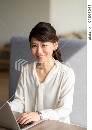 Women of around 40 Women of around 40 92898043