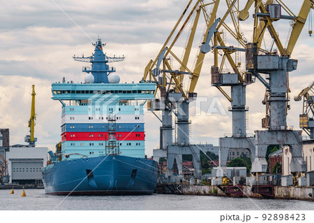 construction of modern nuclear icebreaker at the shipyard on the Neva River in St. Petersburg in cloudy weather 92898423