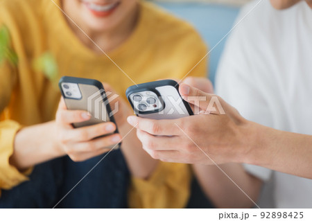 リビングのカップル 92898425